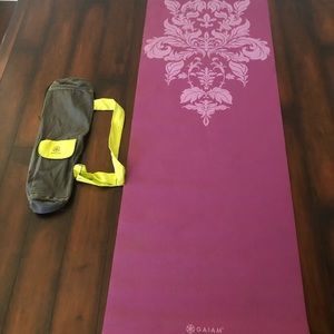 Gaiam yoga mat and carrying case